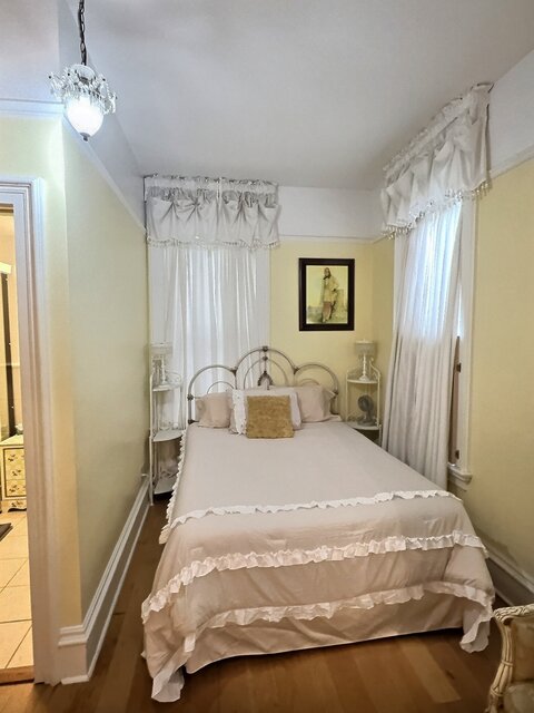 Image 2 for Foster Suite