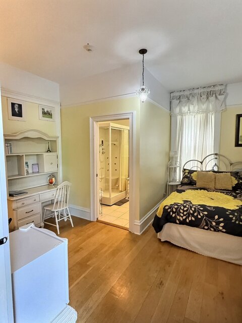 Image 4 for Foster Suite