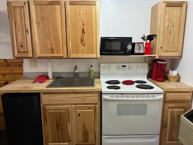 Image 3 for Motel Room - 2 Beds With Kitchenette