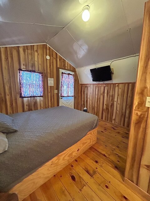Image 10 for Cabin with Bathroom 1 queen bed