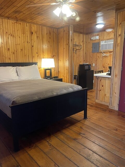 Image 1 for L3 Waterview Motel - 1 Queen *NO PETS ALLOWED*