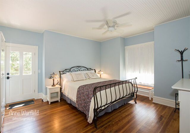 Image 2 for Delphinium Room