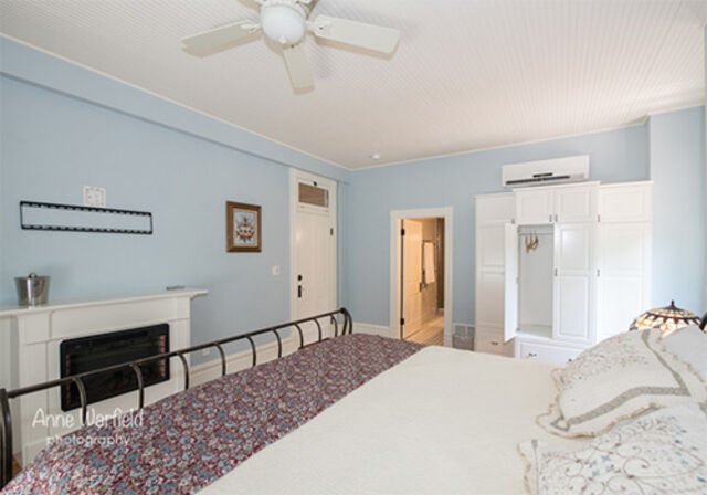 Image 4 for Delphinium Room