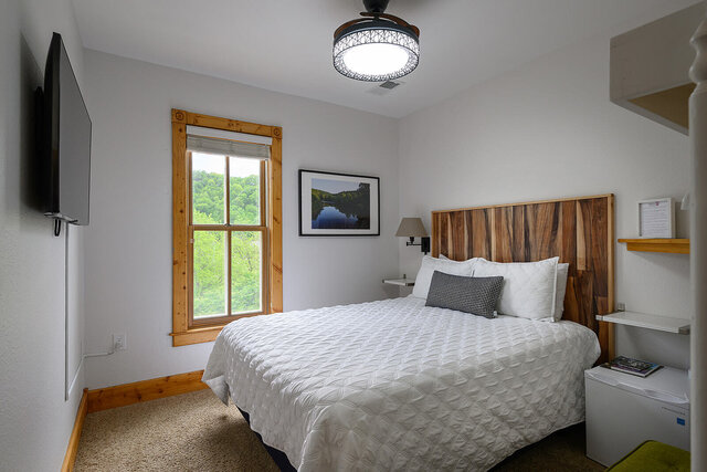 Image 1 for Whalan Queen Room @ The Resort - Trail Facing