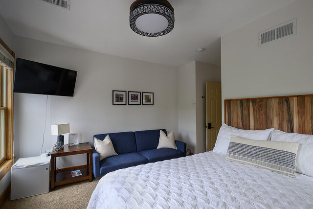 Image 2 for Fountain Corner Queen Room @ The Resort