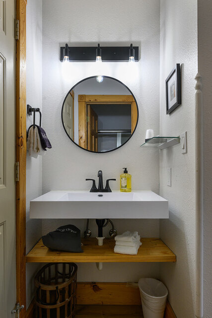 Image 3 for Whalan Queen Room @ The Resort - Trail Facing