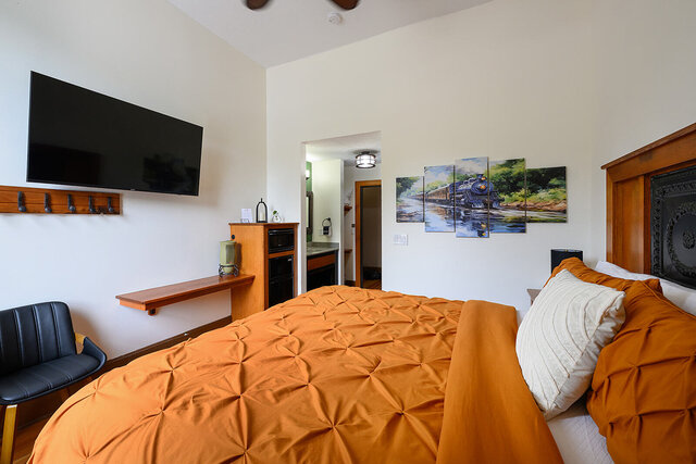 Image 2 for King Room @ Iron Horse