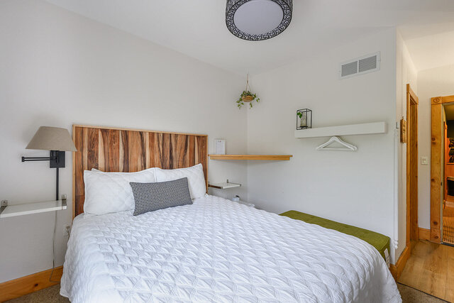 Image 2 for Whalan Queen Room @ The Resort - Trail Facing