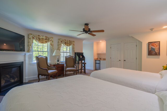 Image 3 for Commander's Stateroom - Winstead Inn