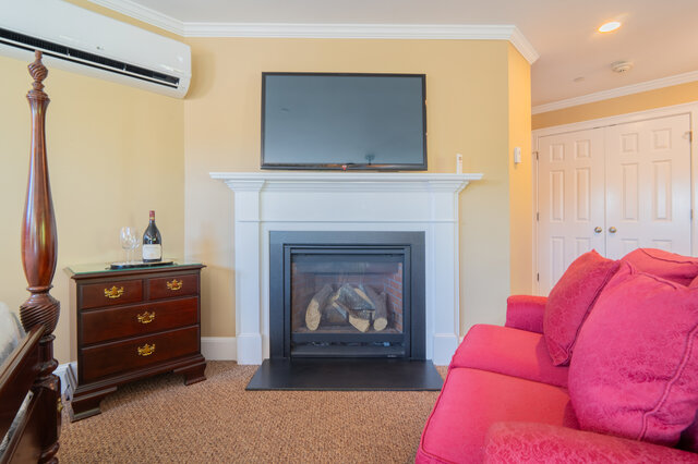 Image 4 for Topside Stateroom - Winstead Inn