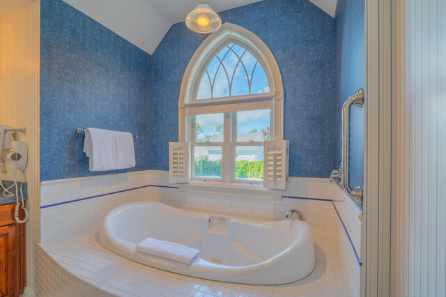 Image 8 for Admiral's Suite - Winstead Inn