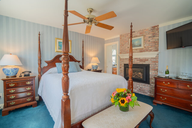 Image 1 for Admiral's Suite - Winstead Inn