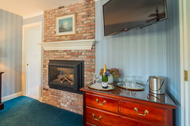 Image 5 for Admiral's Suite - Winstead Inn