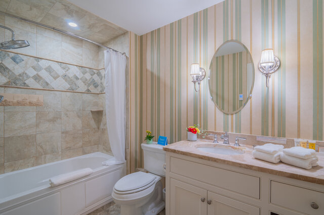 Image 5 for Leeward Stateroom - Winstead Inn