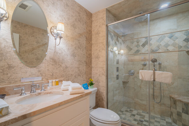 Image 7 for Commander's Stateroom - Winstead Inn