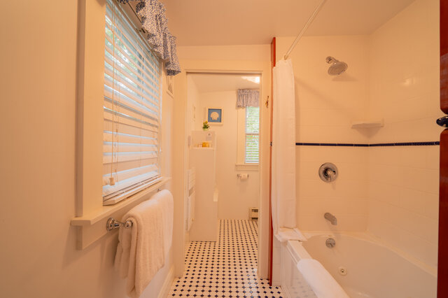 Image 7 for Chandlery Starboard - Winstead Inn