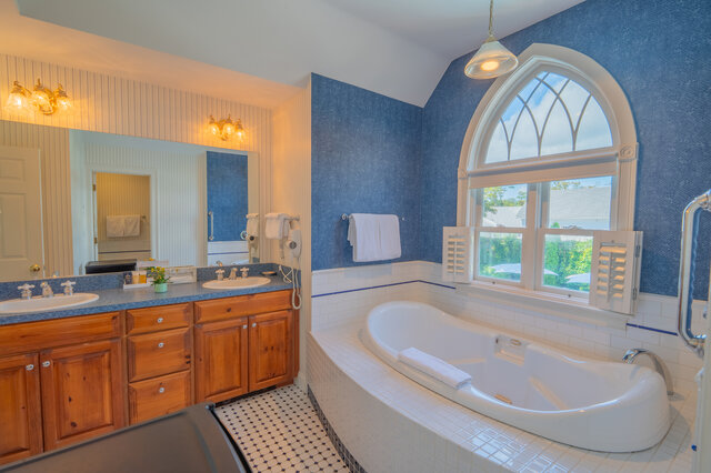 Image 7 for Admiral's Suite - Winstead Inn