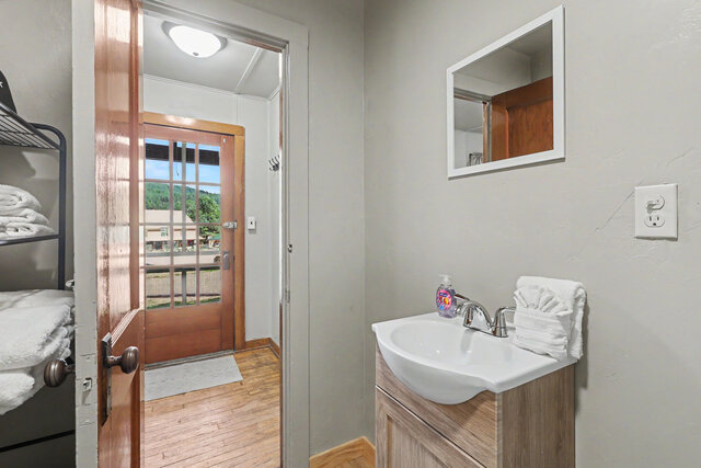 Image 16 for Medium Cabin #8