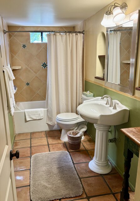 Image 5 for 1 Bedroom Suite w/ 2 Double Beds & Kitchen