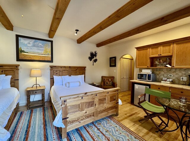 Image 3 for Deluxe Double Queen Room