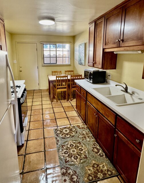 Image 4 for 1 Bedroom Suite w/ 2 Double Beds & Kitchen