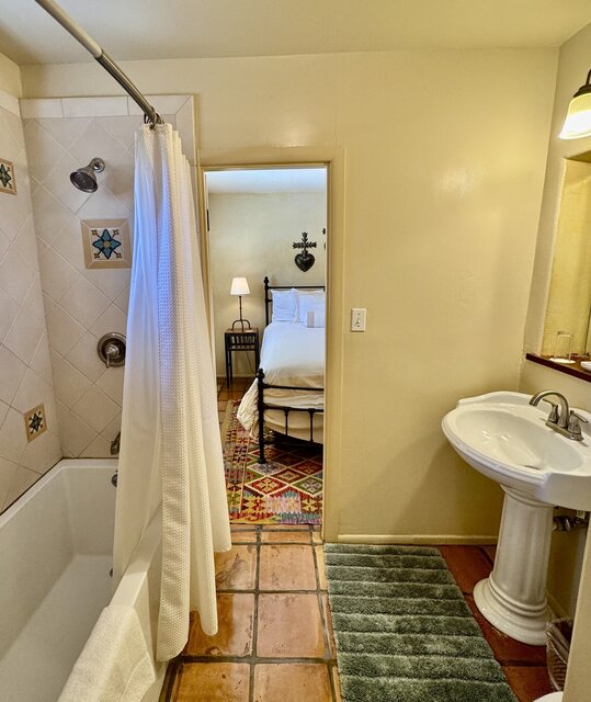 Image 7 for 2 Bedroom Bungalow w/ Patio Courtyard & Kitchen