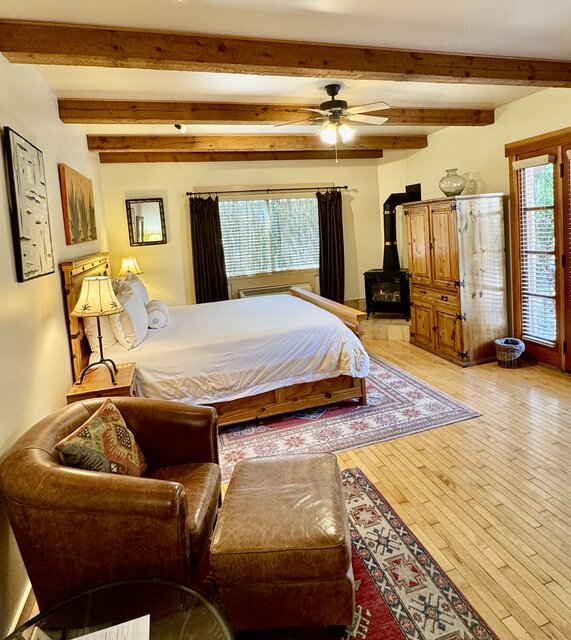 Image 2 for Deluxe King Room