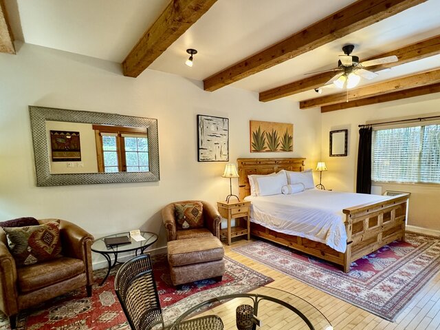Image 1 for Deluxe King Room
