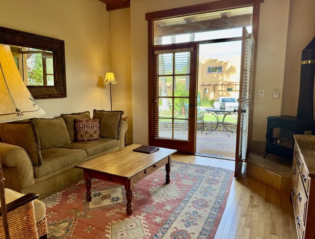 Image 3 for Deluxe King Suite w/ Courtyard