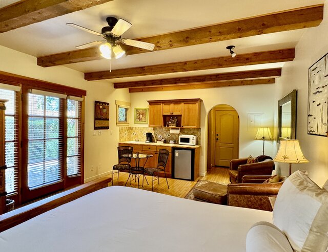 Image 3 for Deluxe King Room