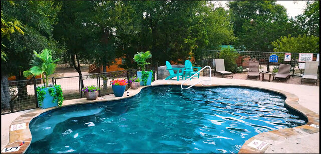 Peaceful lodging surrounded by lush greenery and quiet spaces for relaxation in Pipe Creek