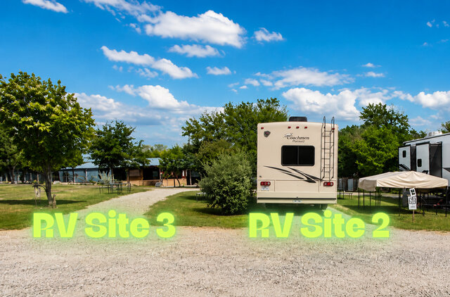 RV Space 3 at Al’s Hideaway in Pipe Creek TX – large pull‑through site with full hookups, picnic table, 