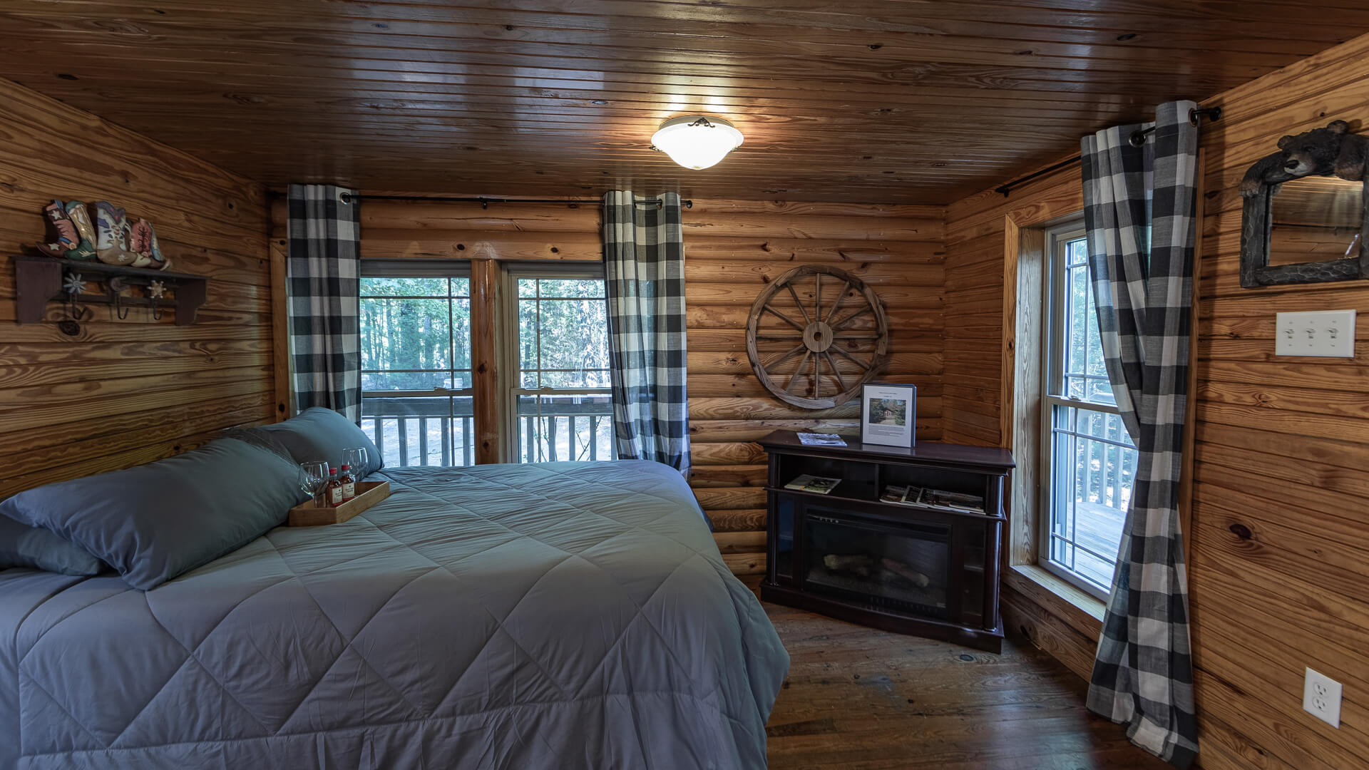 RiverView Cabins and Canoes The Little Log Cabin