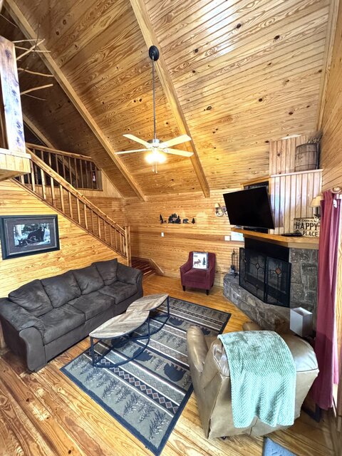 Image 2 for 10) The Bear's Den    (sleeps 8)