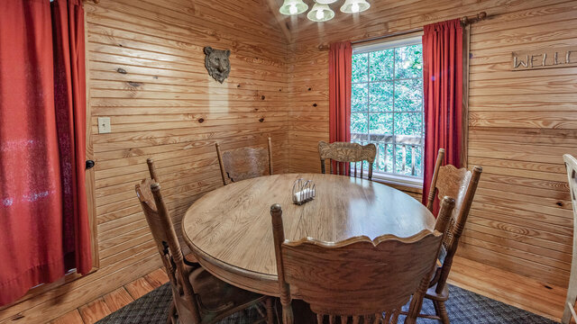 Image 8 for 10) The Bear's Den    (sleeps 8)