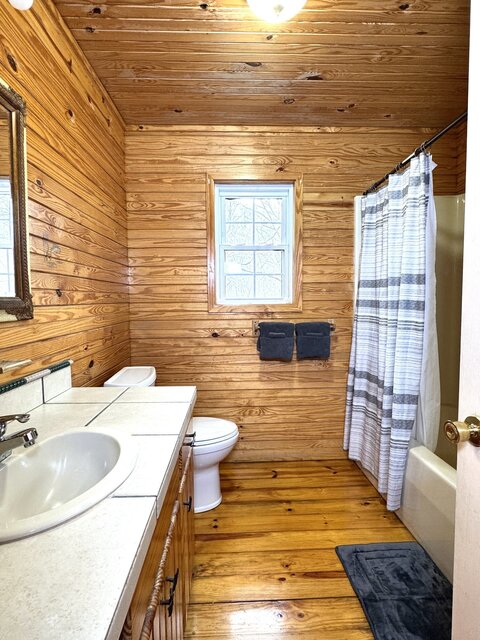 Image 4 for 10) The Bear's Den    (sleeps 8)