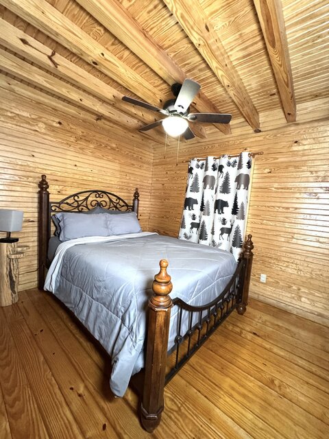 Image 5 for 10) The Bear's Den    (sleeps 8)