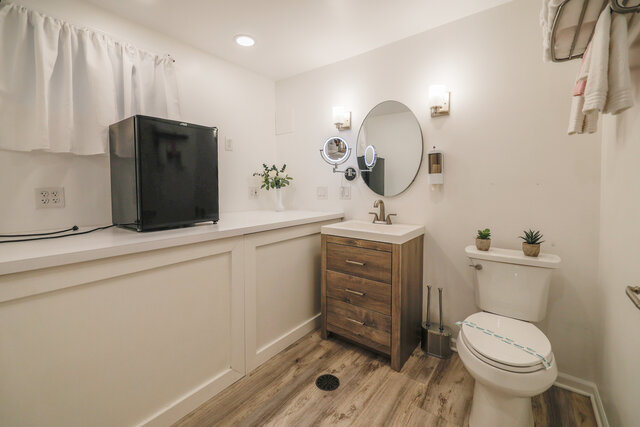 Image 9 for Yellow Queen Room with Attached Luxury Bathroom