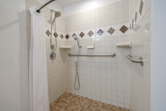 Image 10 for The Red King Room DETACHED PRIVATE Bathroom