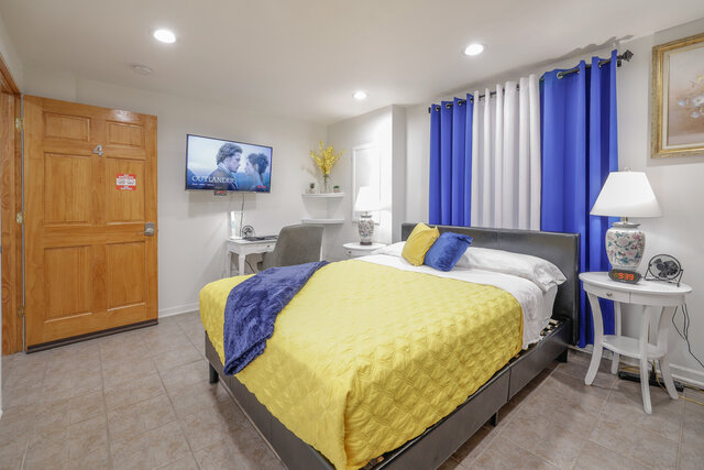 Image 2 for Yellow Queen Room with Attached Luxury Bathroom