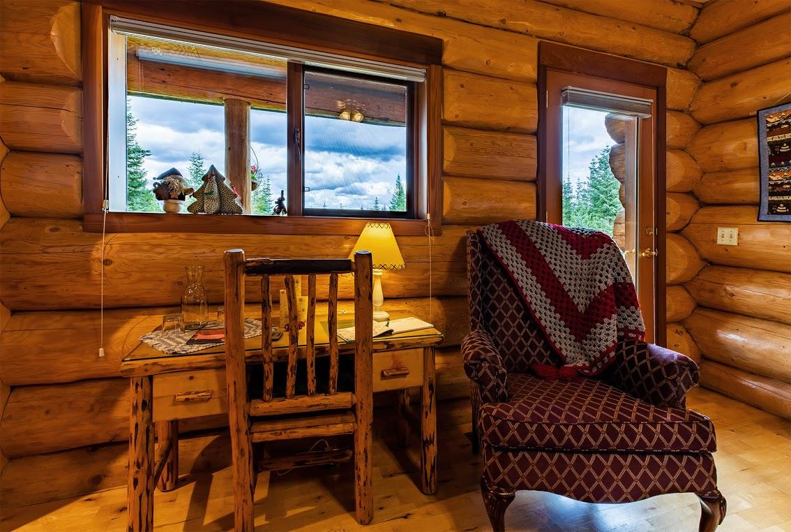 Log Spirit Bed and Breakfast in Athol, Idaho Winter Room
