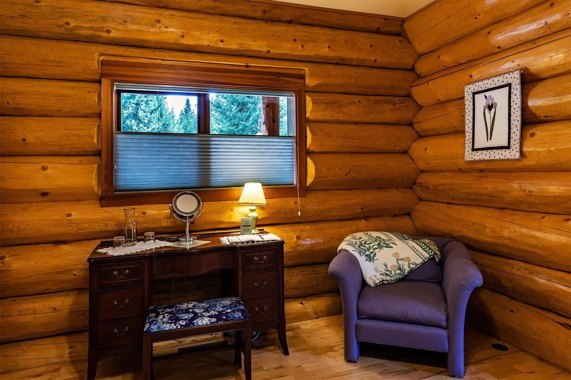 Log Spirit Bed and Breakfast in Athol, Idaho Summer Room