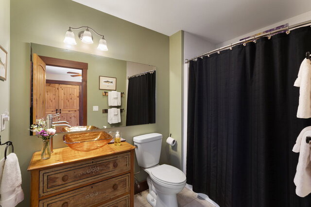 Image 2 for Room 3 Queen Bed with River View