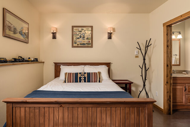 Image 3 for Grand Lodge Room 12