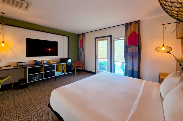 Image 2 for Pool View King