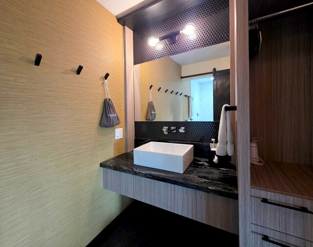 Image 4 for Pool View King