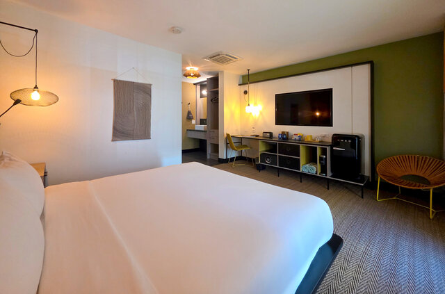 Image 3 for Pool View King