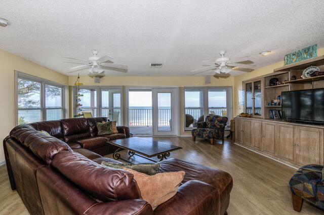 Image 20 for Joyce's Beachfront Penthouse