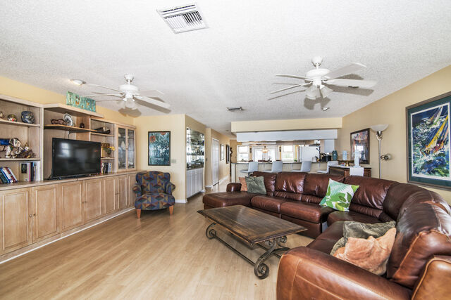 Image 5 for Joyce's Beachfront Penthouse