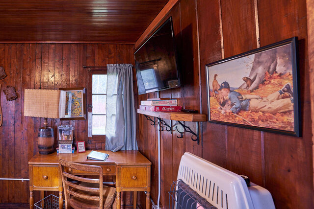 Image 4 for 03) The Middle Mitten